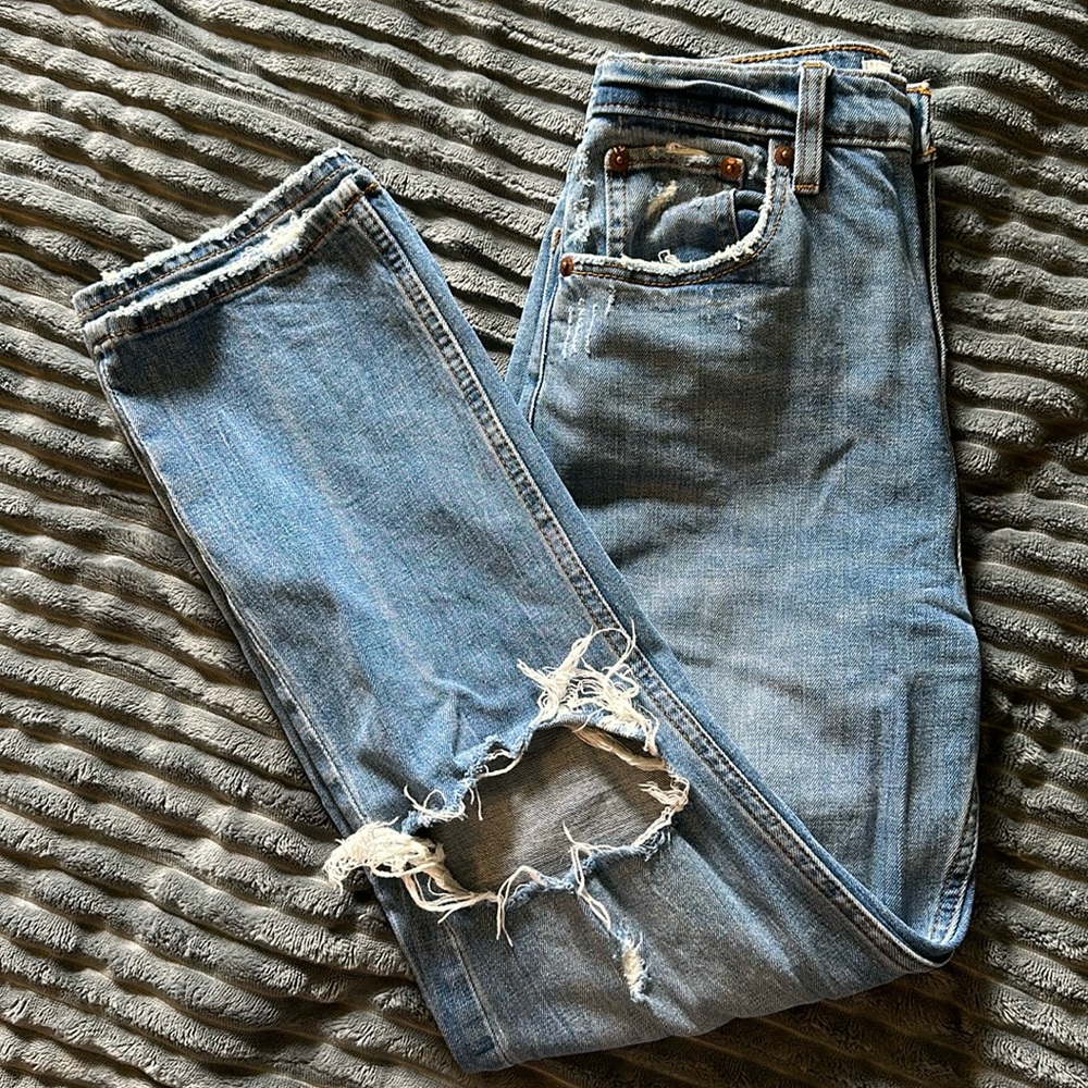 Abercrombie Ankle Straight Ultra High Rise Jean
Size: 24 regular